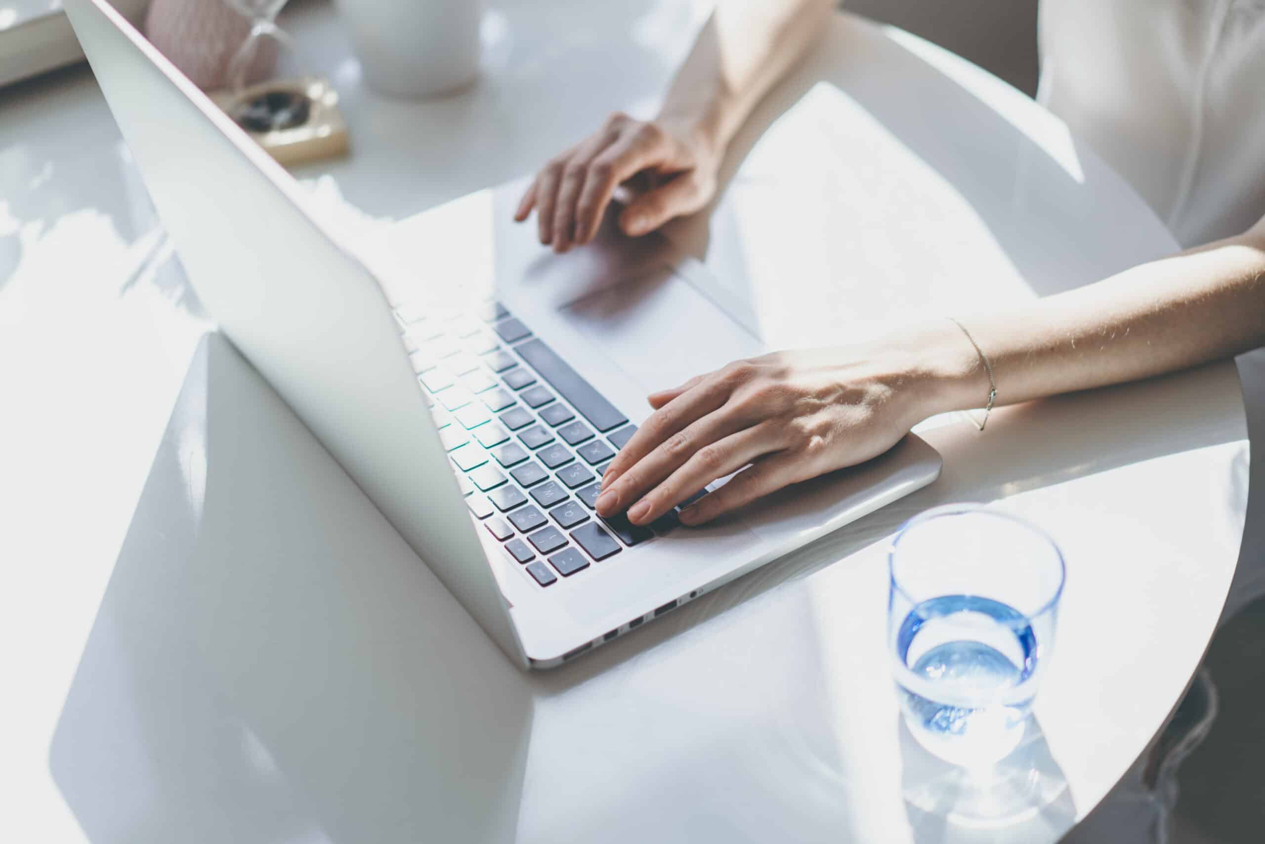 Femme qui tape sur un clavier